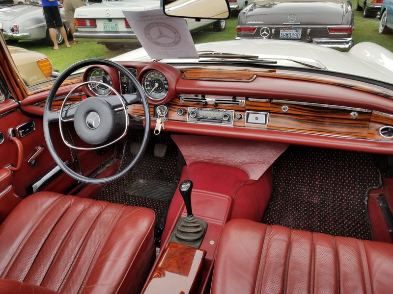 Yes, this W111 280SE low grille cabrio is a manual